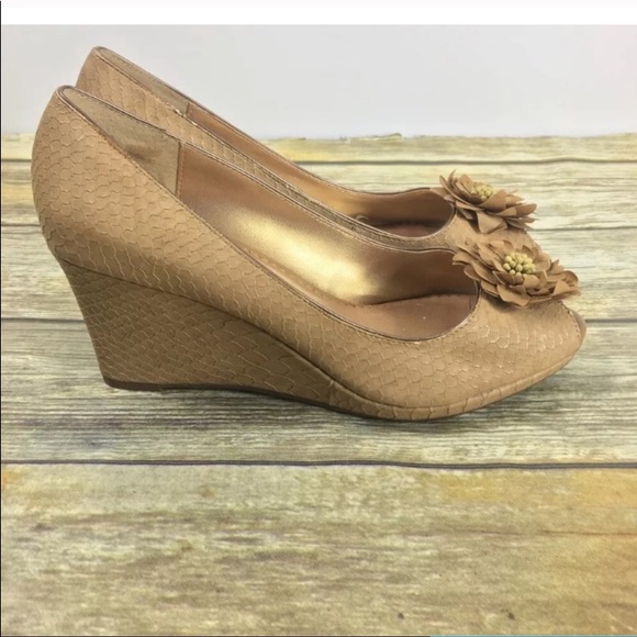 Lindsay Phillips wedge with peep toe. - Picture 2 of 5